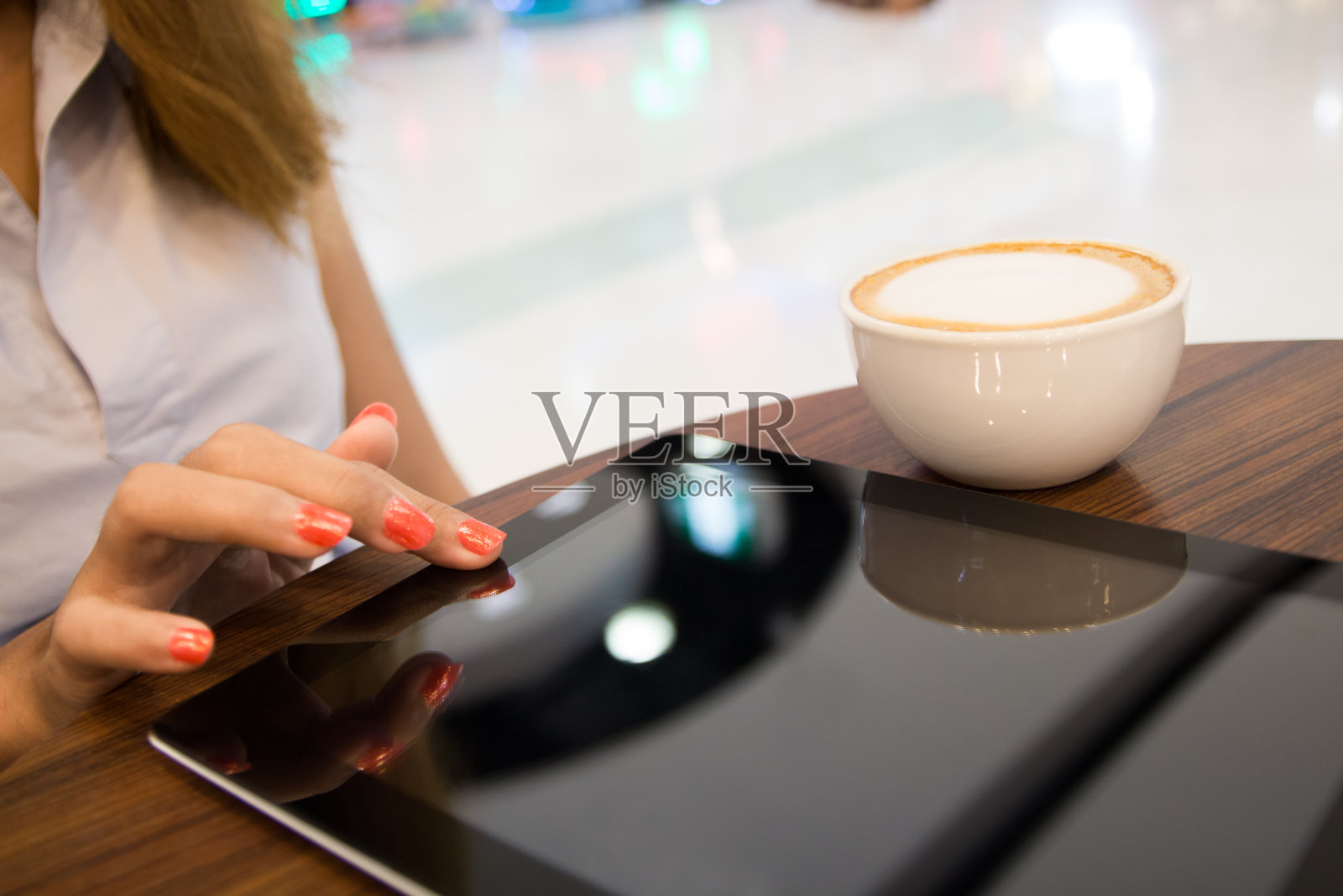 近距离观察在咖啡店使用平板电脑购物的女性照片摄影图片