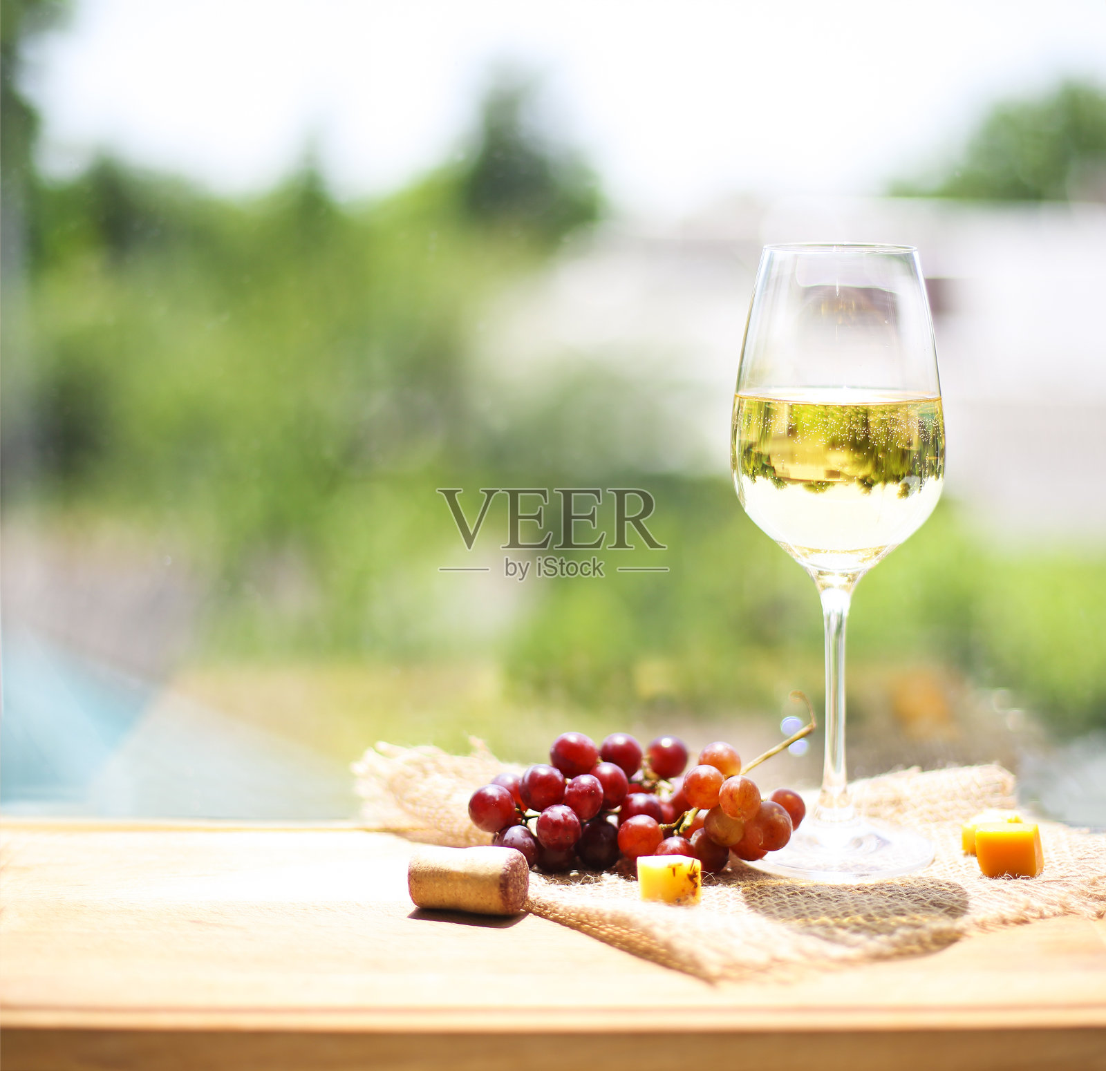 葡萄，奶酪和一杯白葡萄酒照片摄影图片