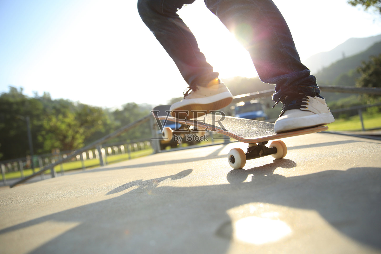 滑板运动员的腿在滑板公园做一个魔术奥利照片摄影图片