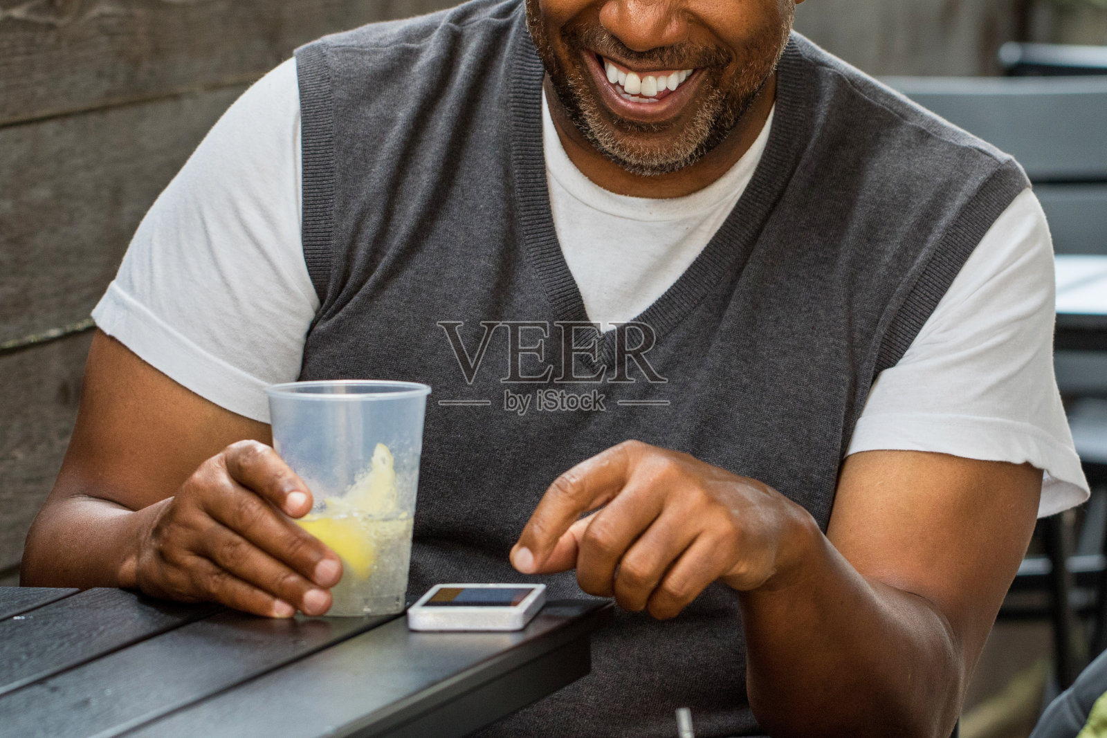 一个在咖啡馆工作的非裔美国人。照片摄影图片