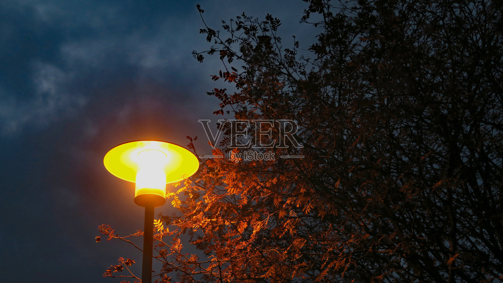 路灯与黑暗的天空-来自瑞典小镇莫拉在达拉那县。照片摄影图片
