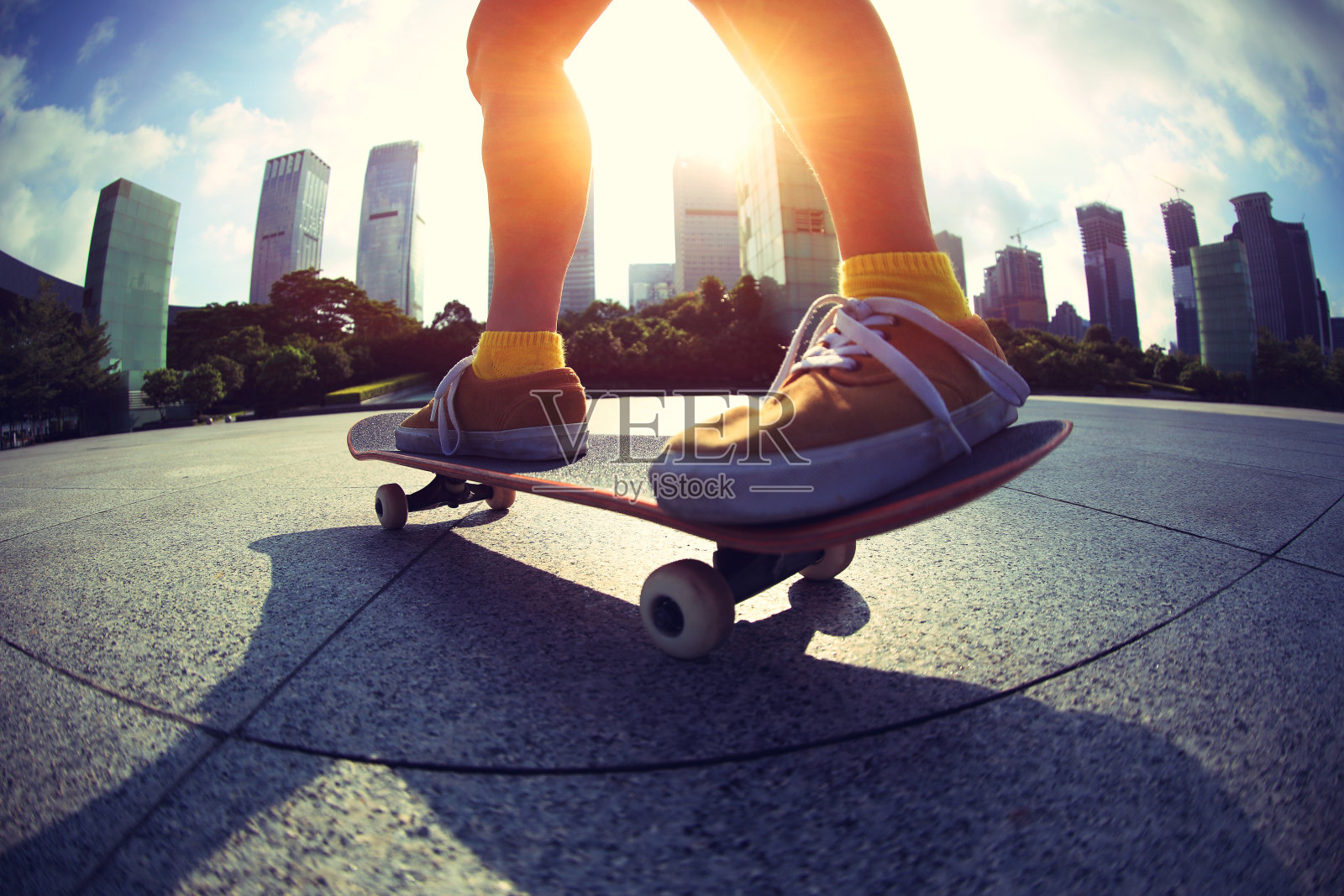 在日出城玩滑板的人照片摄影图片