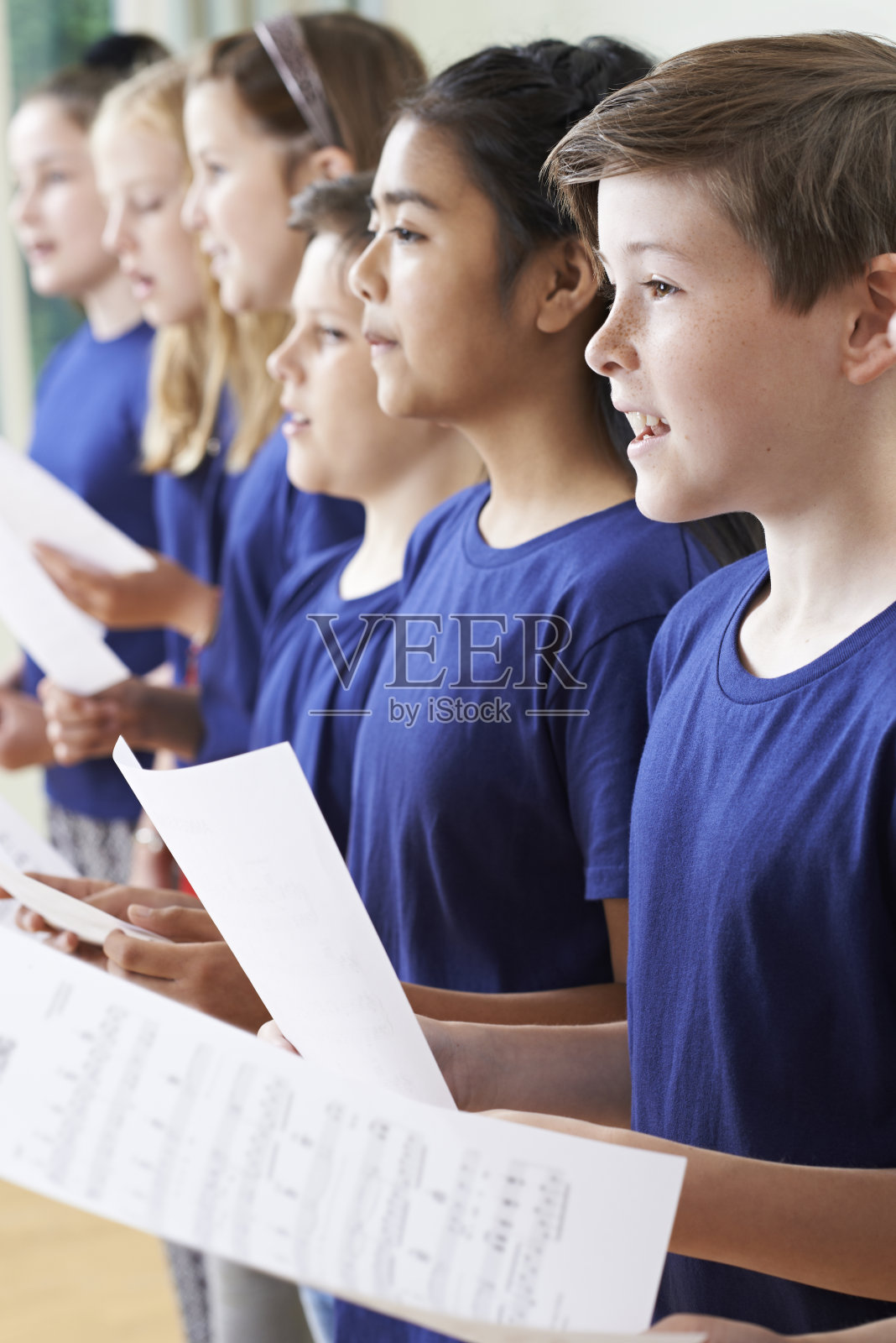 一群学童一起在唱诗班唱歌照片摄影图片