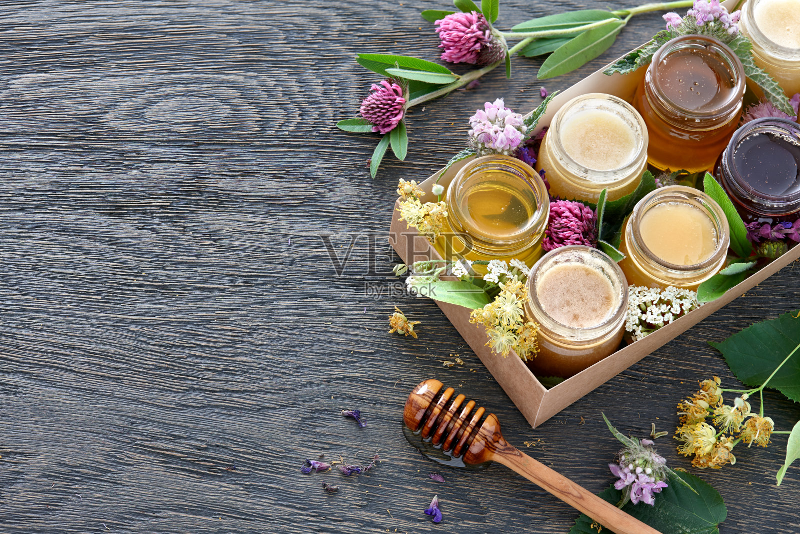 不同种类的蜂蜜放在一个盒子里照片摄影图片