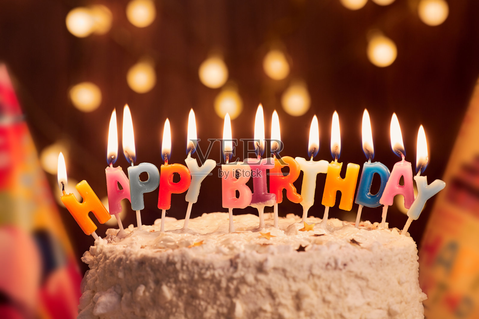 生日蛋糕插上蜡烛，亮灯bokek .庆祝。照片摄影图片