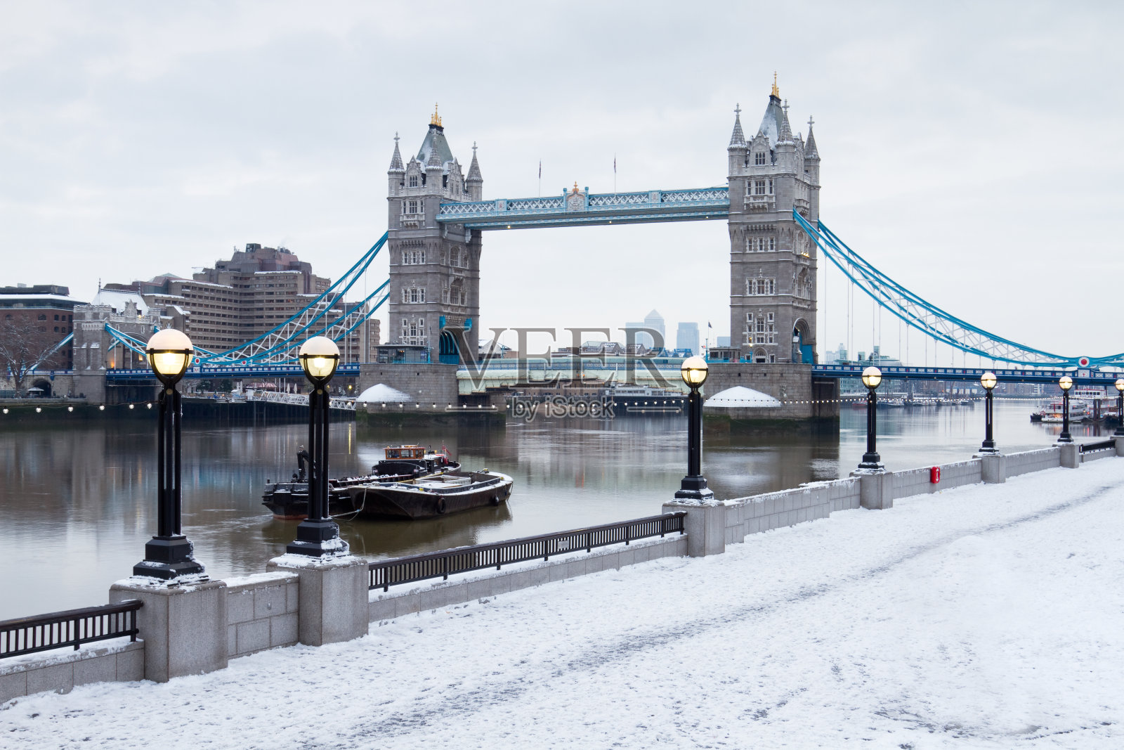 雪中的伦敦塔桥照片摄影图片