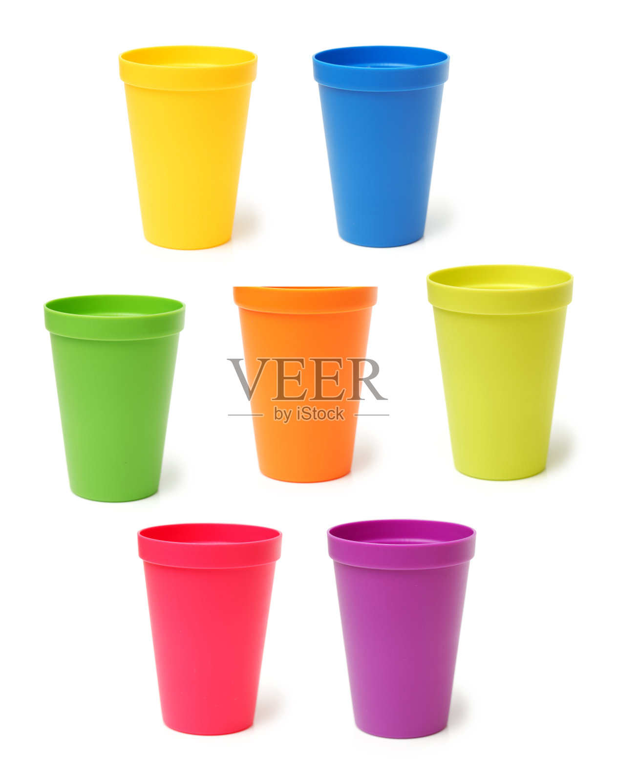 各种颜色的塑料杯孤立在白色上照片摄影图片