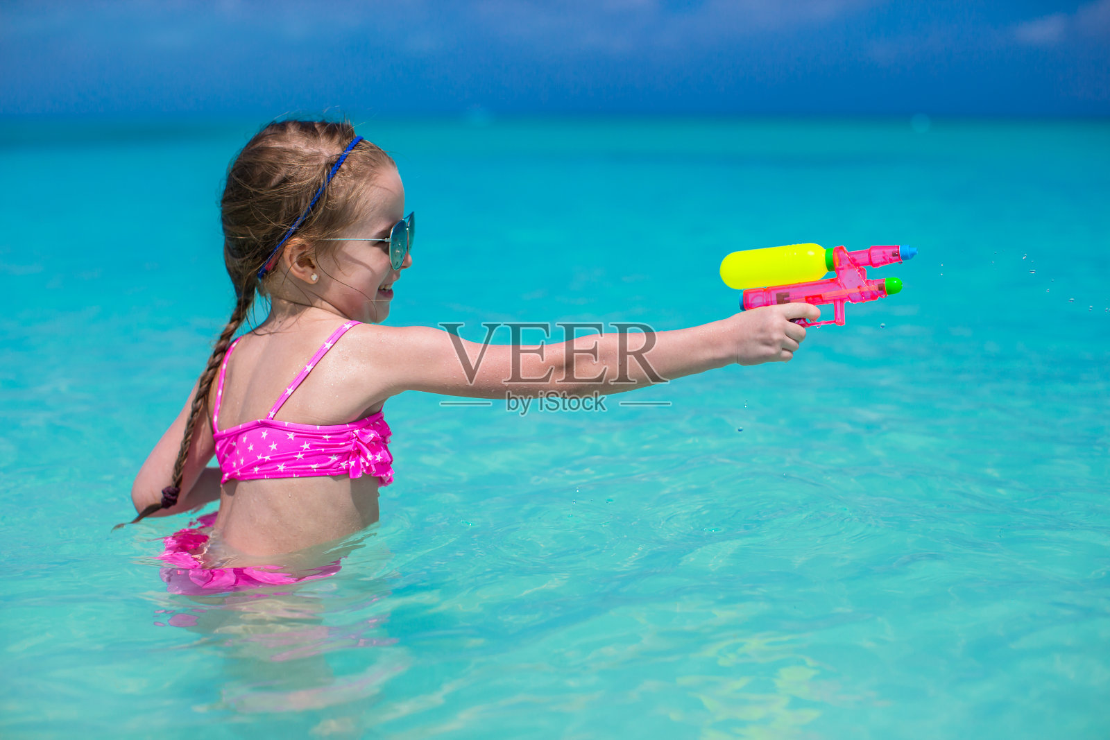 快乐的小女孩在加勒比度假海滩玩照片摄影图片