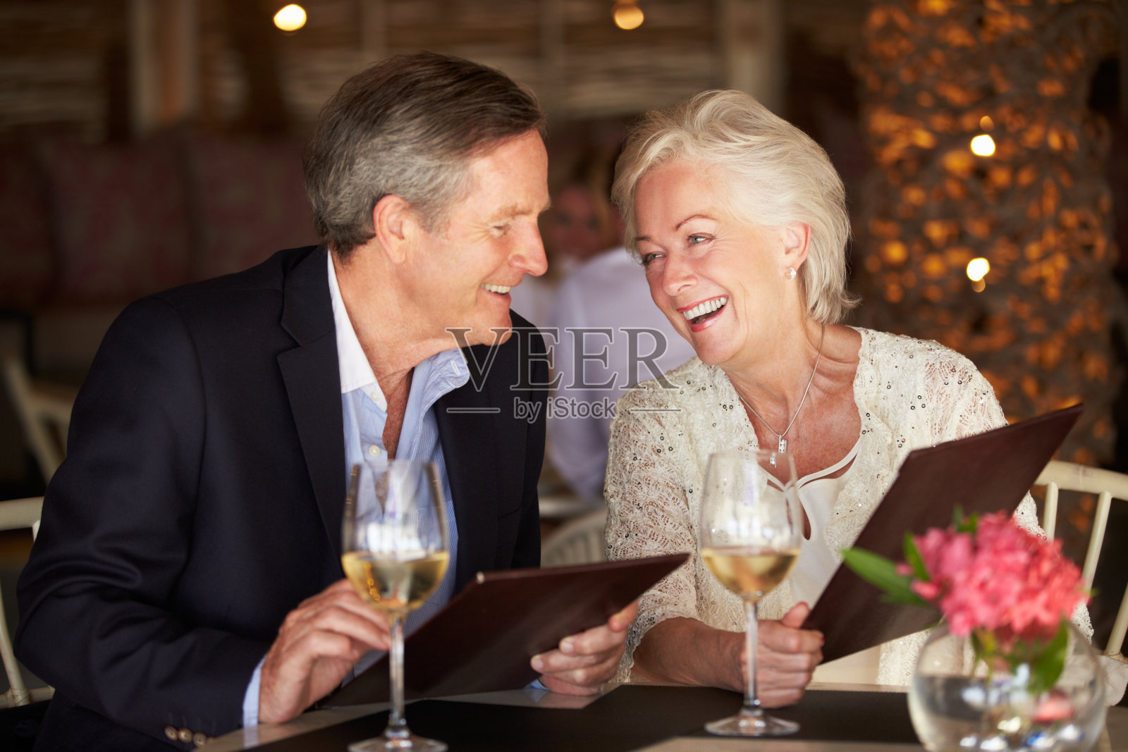 一对中年夫妇在高级餐厅拿着菜单照片摄影图片