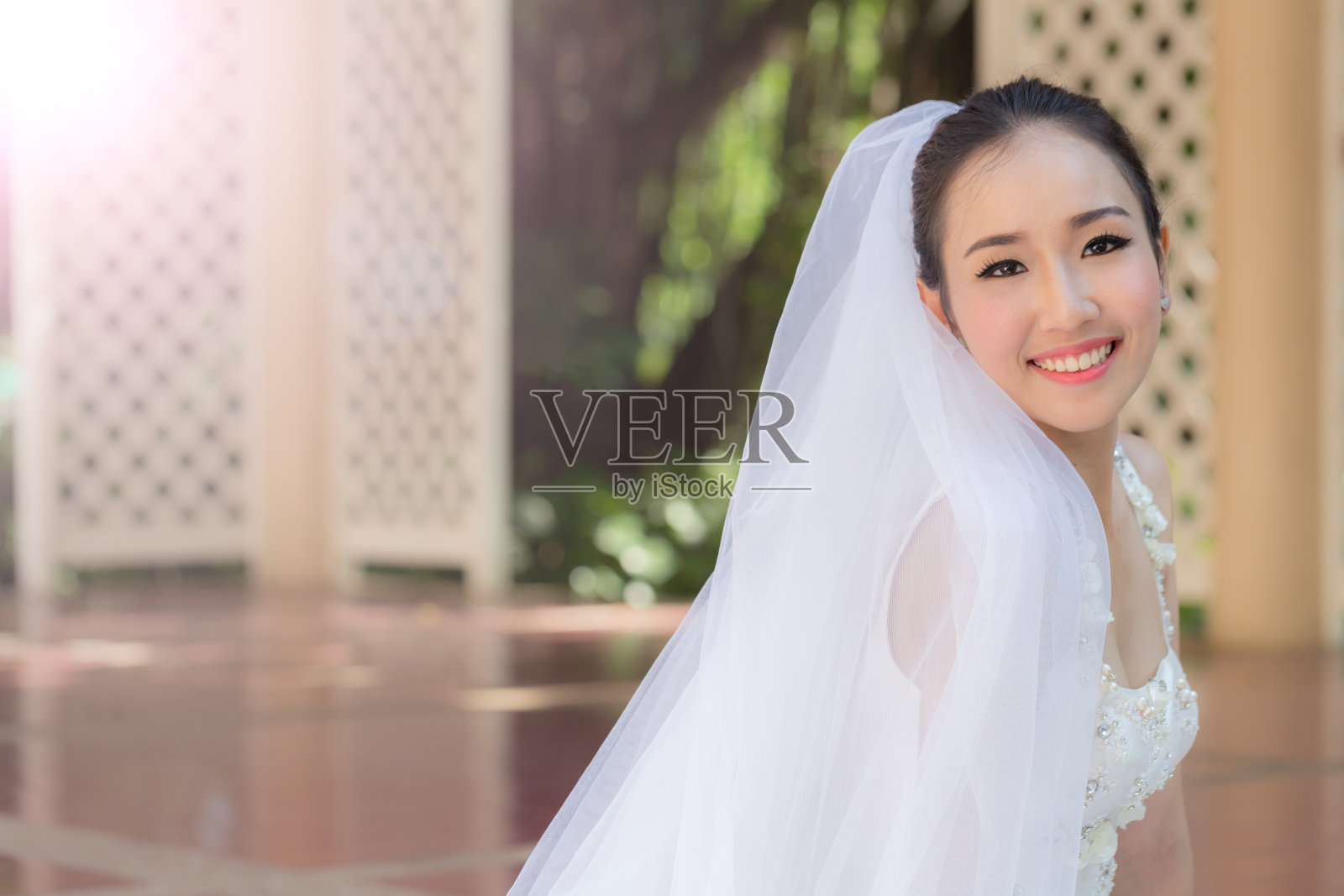 亚洲新娘喜笑颜开，喜结良缘照片摄影图片