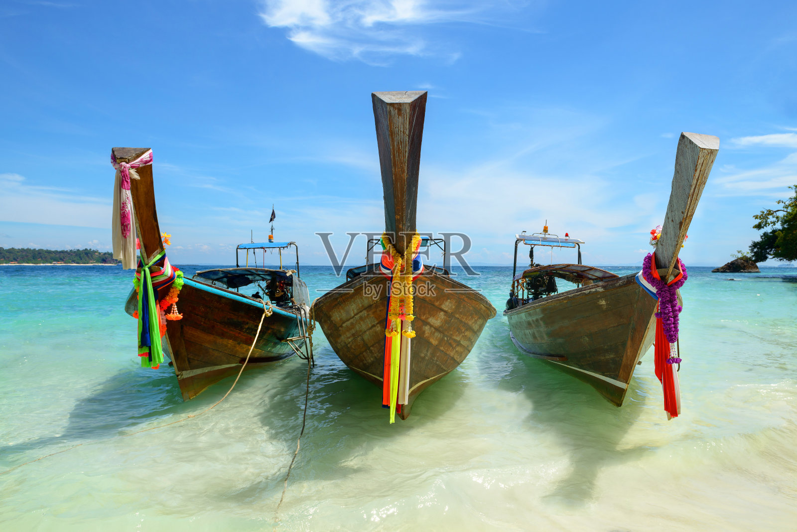 泰国传统的三艘船在泰国皮皮岛的海滩上照片摄影图片