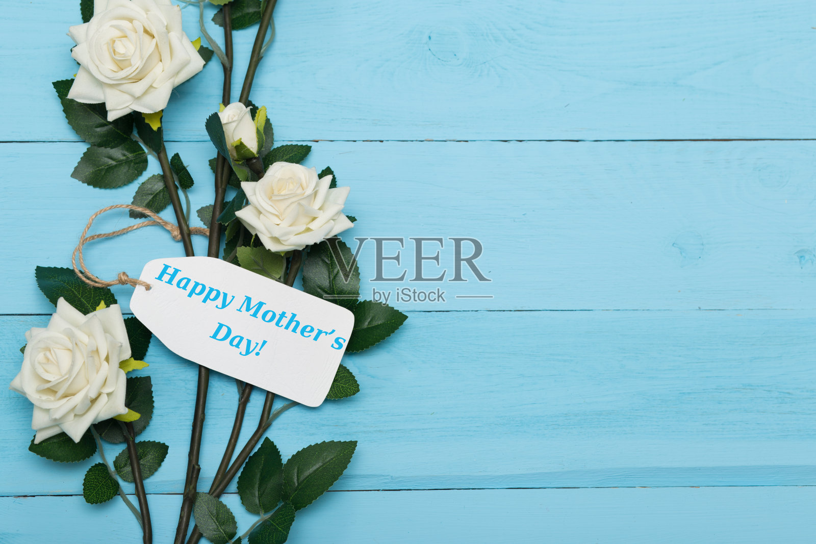 母亲节贺卡和美丽的玫瑰在蓝色的木制背景照片摄影图片