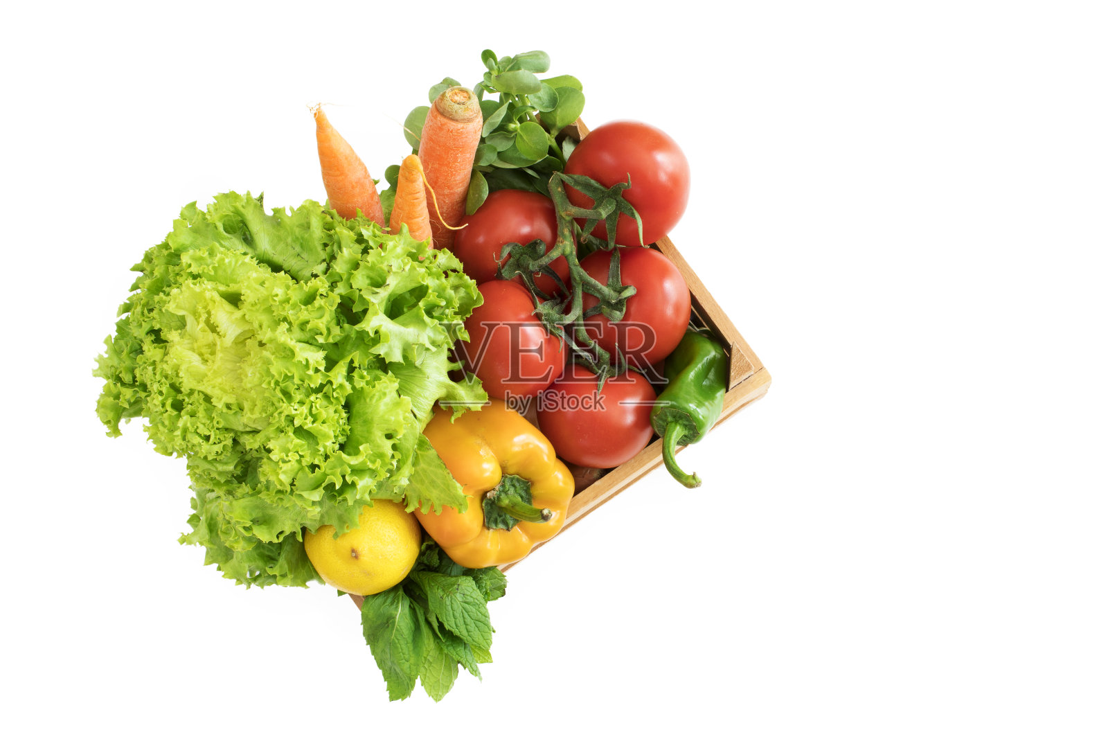 白色背景的篮子里的蔬菜照片摄影图片
