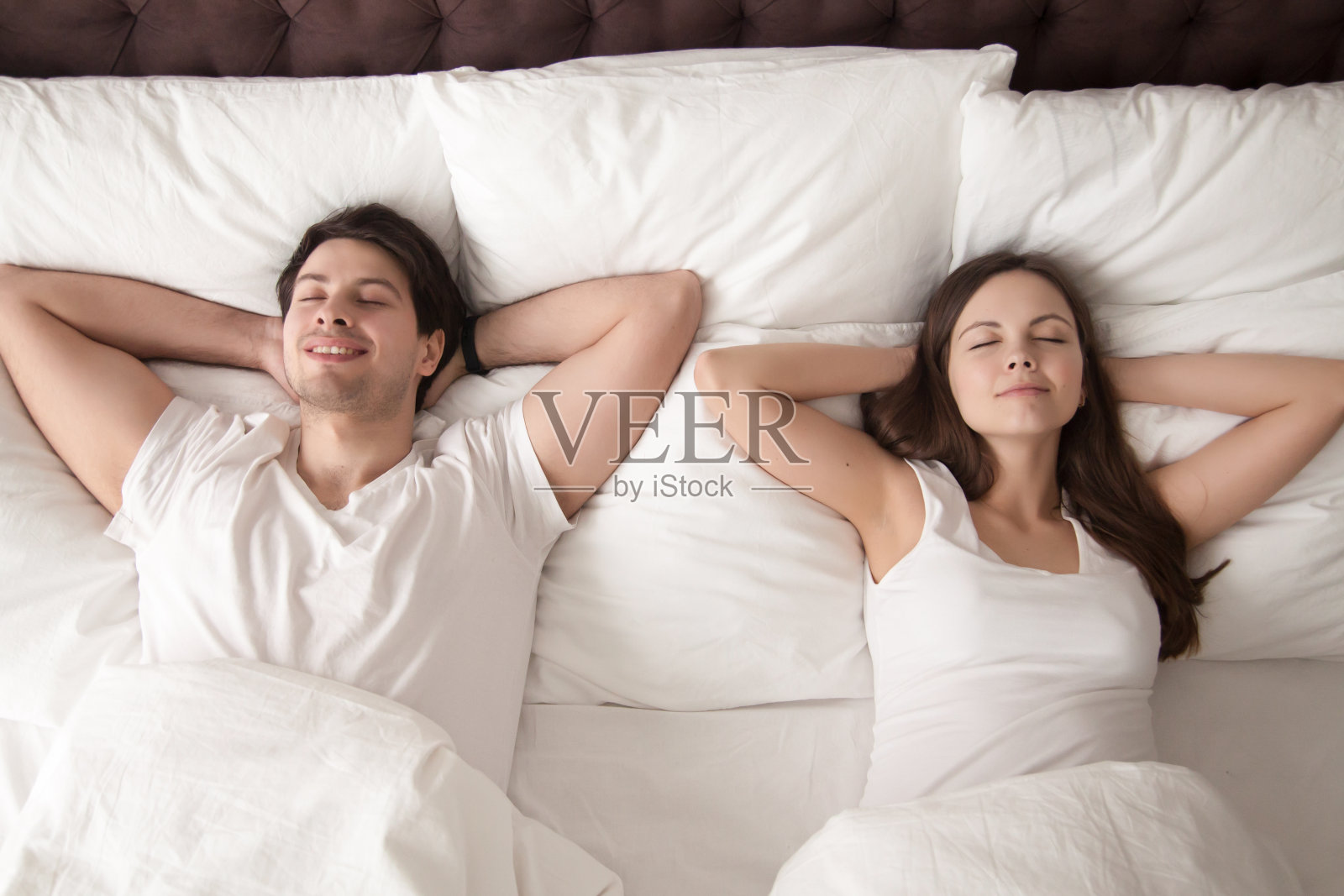 幸福的男人和女人闭着眼睛躺在床上照片摄影图片