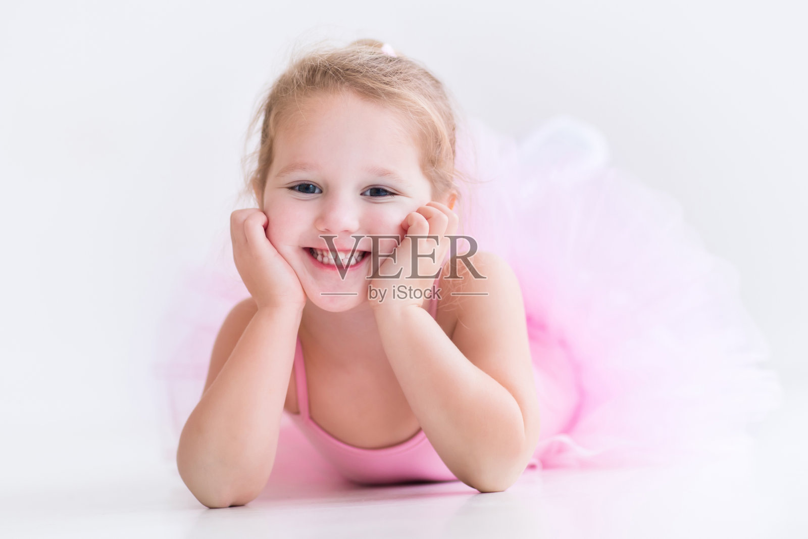 穿着粉红色芭蕾舞裙的可爱的小芭蕾舞者照片摄影图片