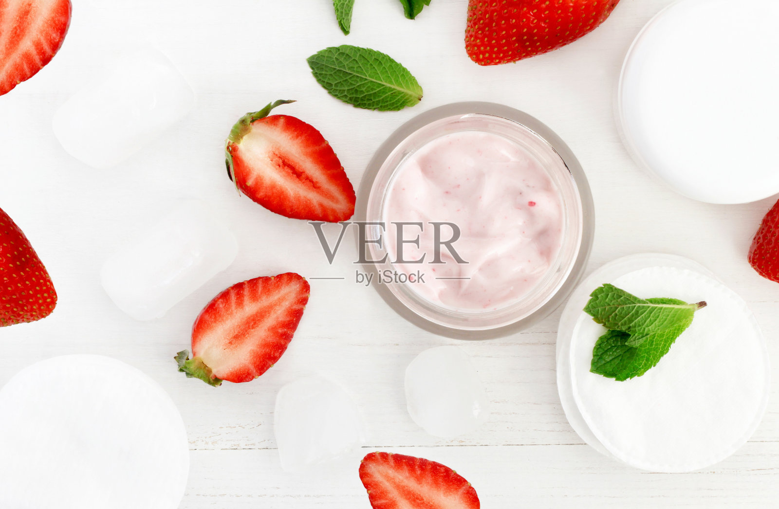 护肤食品面膜自制新鲜草莓薄荷罐照片摄影图片