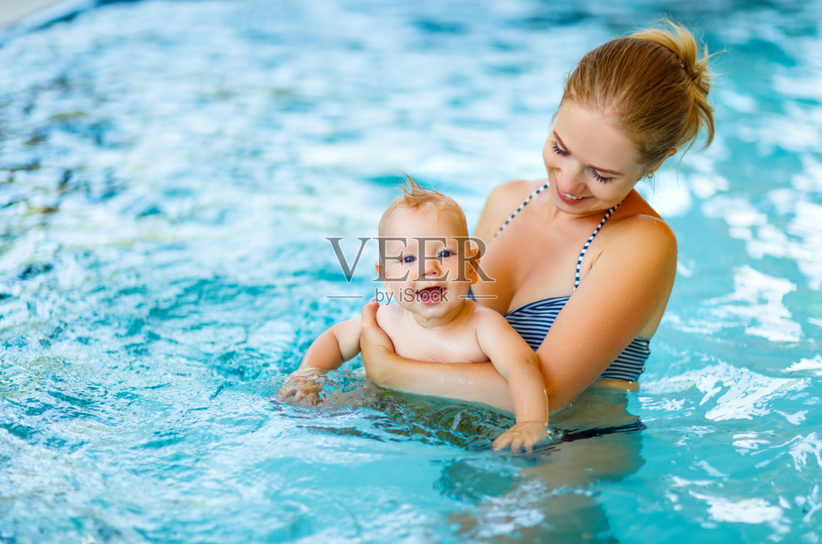 妈妈和宝宝在游泳池里游泳照片摄影图片