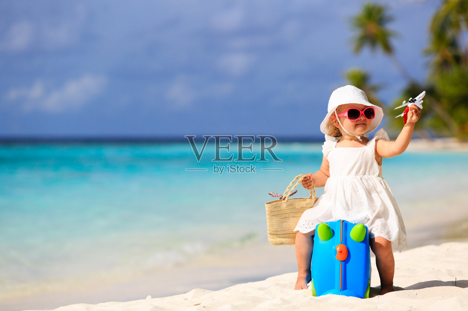 可爱的小女孩在夏天的海滩上旅行照片摄影图片