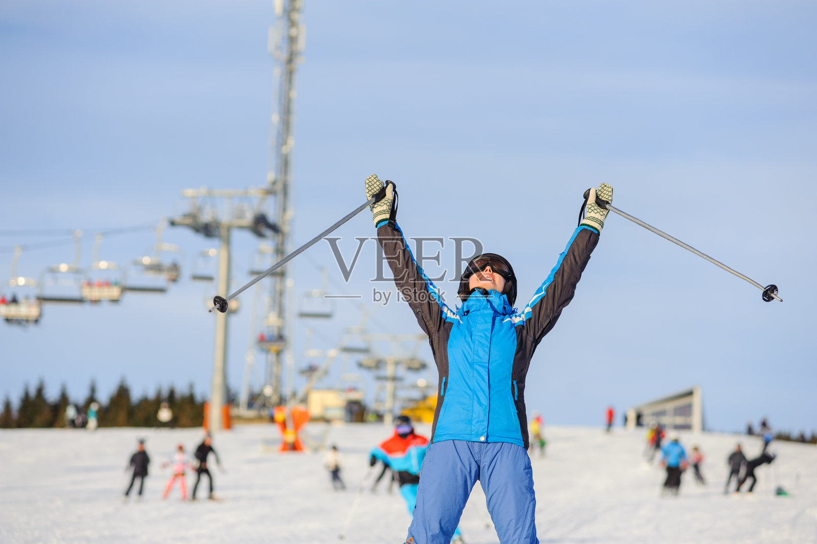 女子滑雪者在滑雪胜地滑雪照片摄影图片