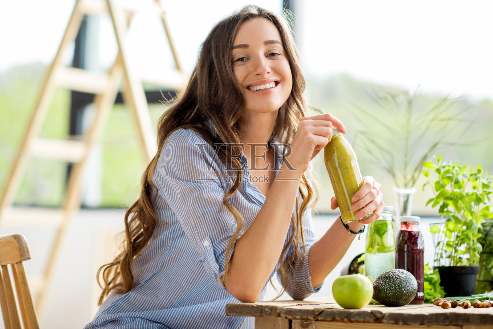 在家里吃绿色健康食品和饮料的女人照片摄影图片