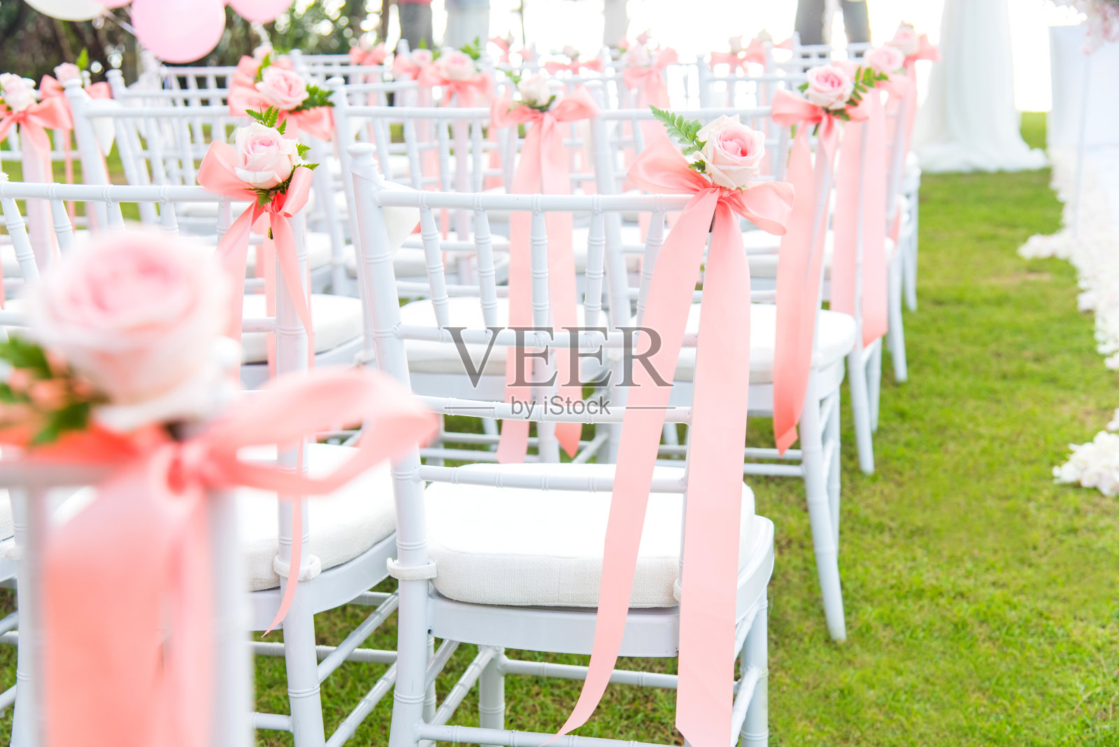 婚礼用花装饰的椅子。照片摄影图片