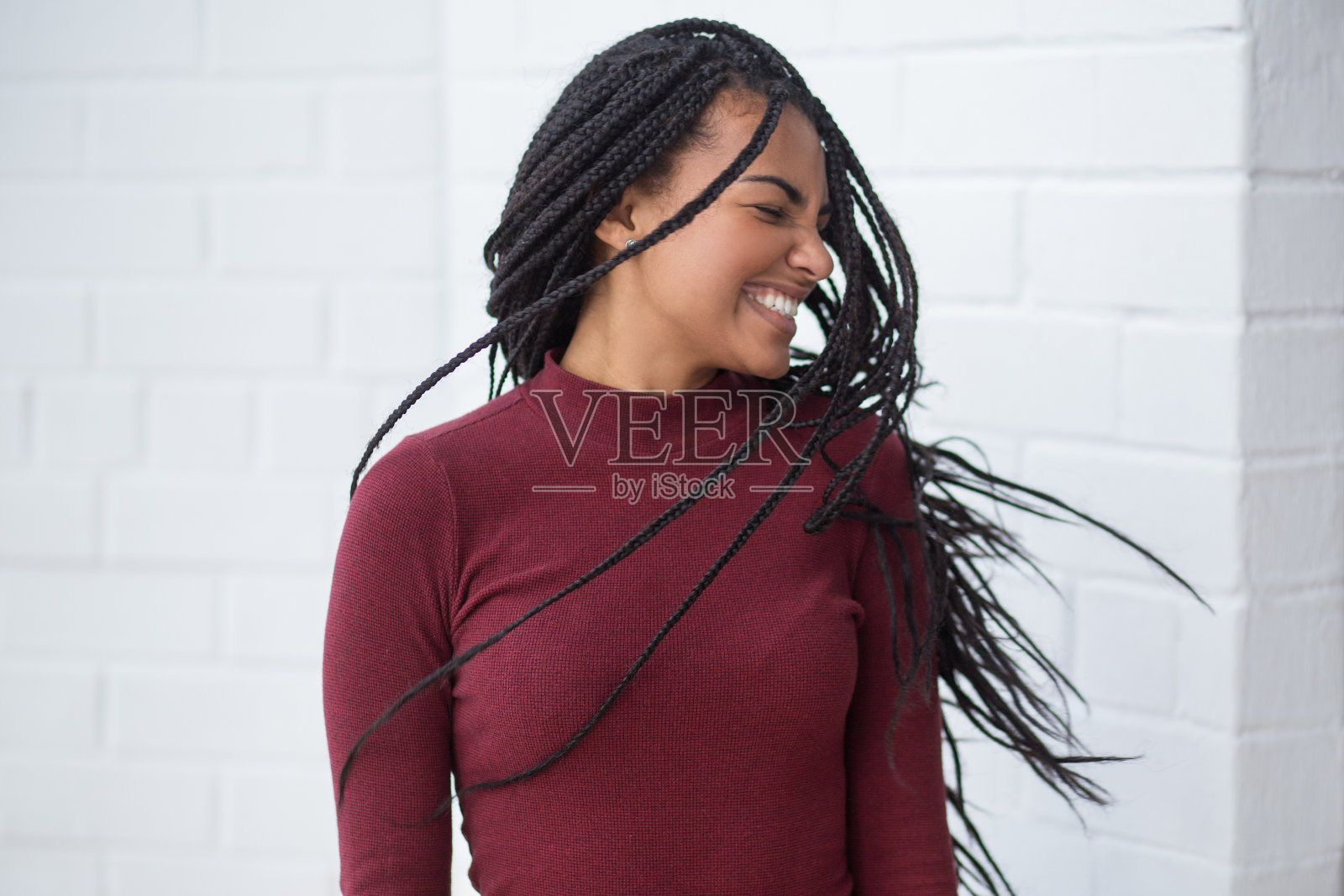 顽皮美丽的黑人妇女波浪辫照片摄影图片