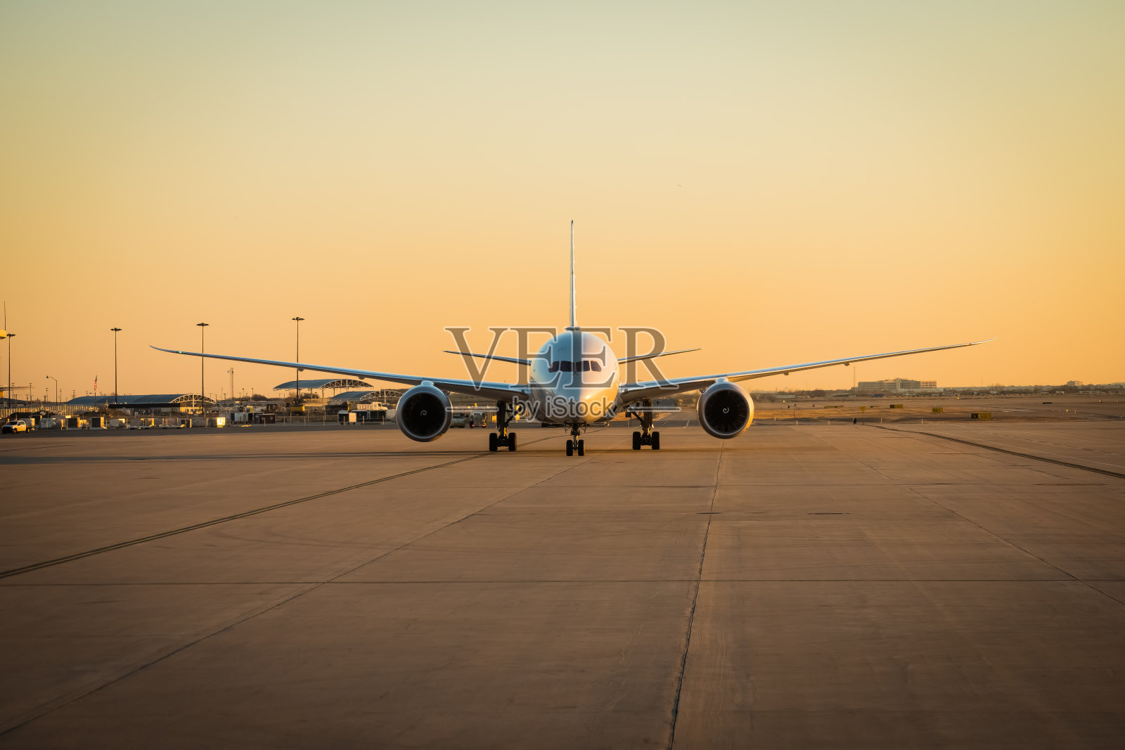 有现代化飞机准备起飞的机场照片摄影图片