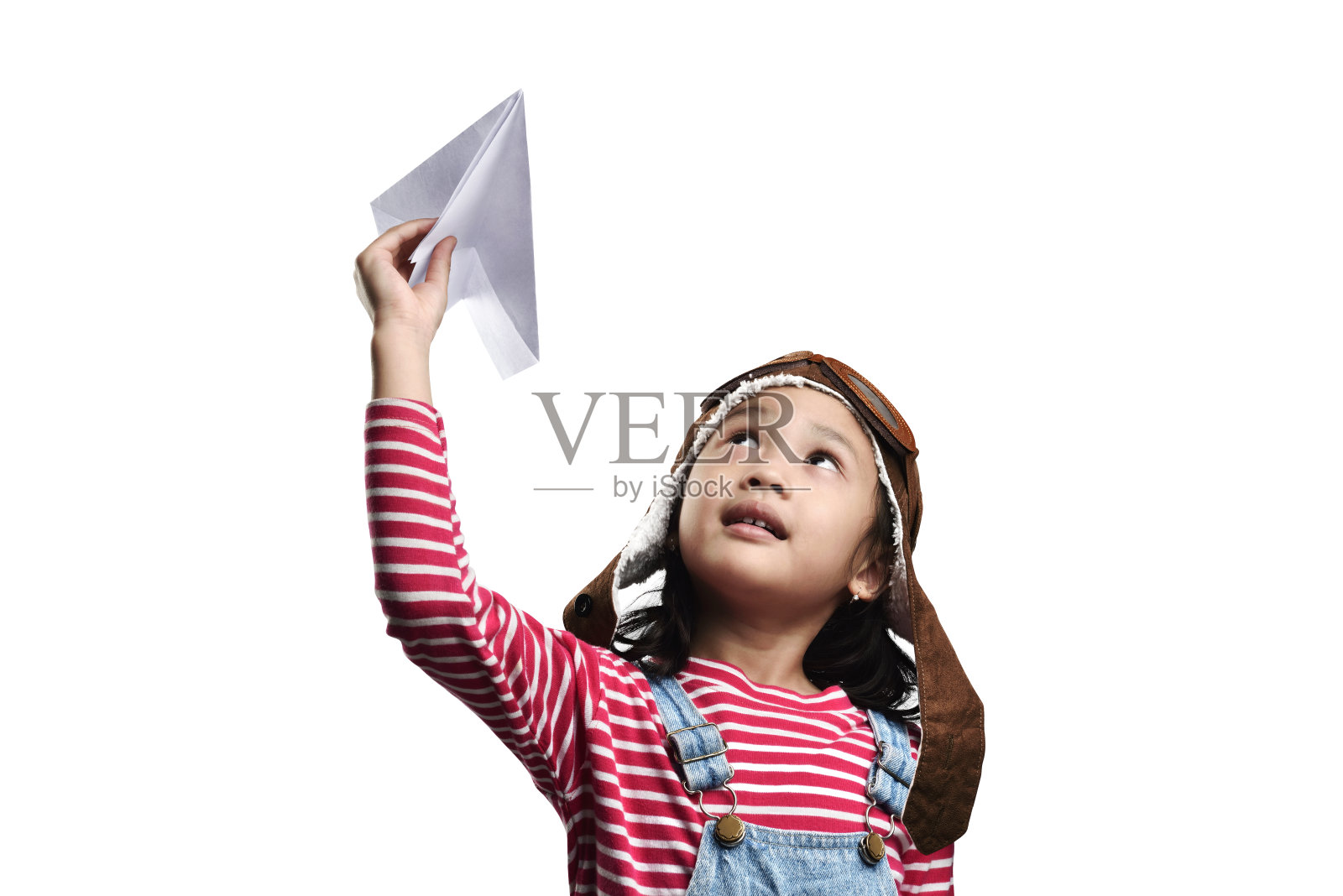 快乐的亚洲小女孩玩玩具纸飞机照片摄影图片