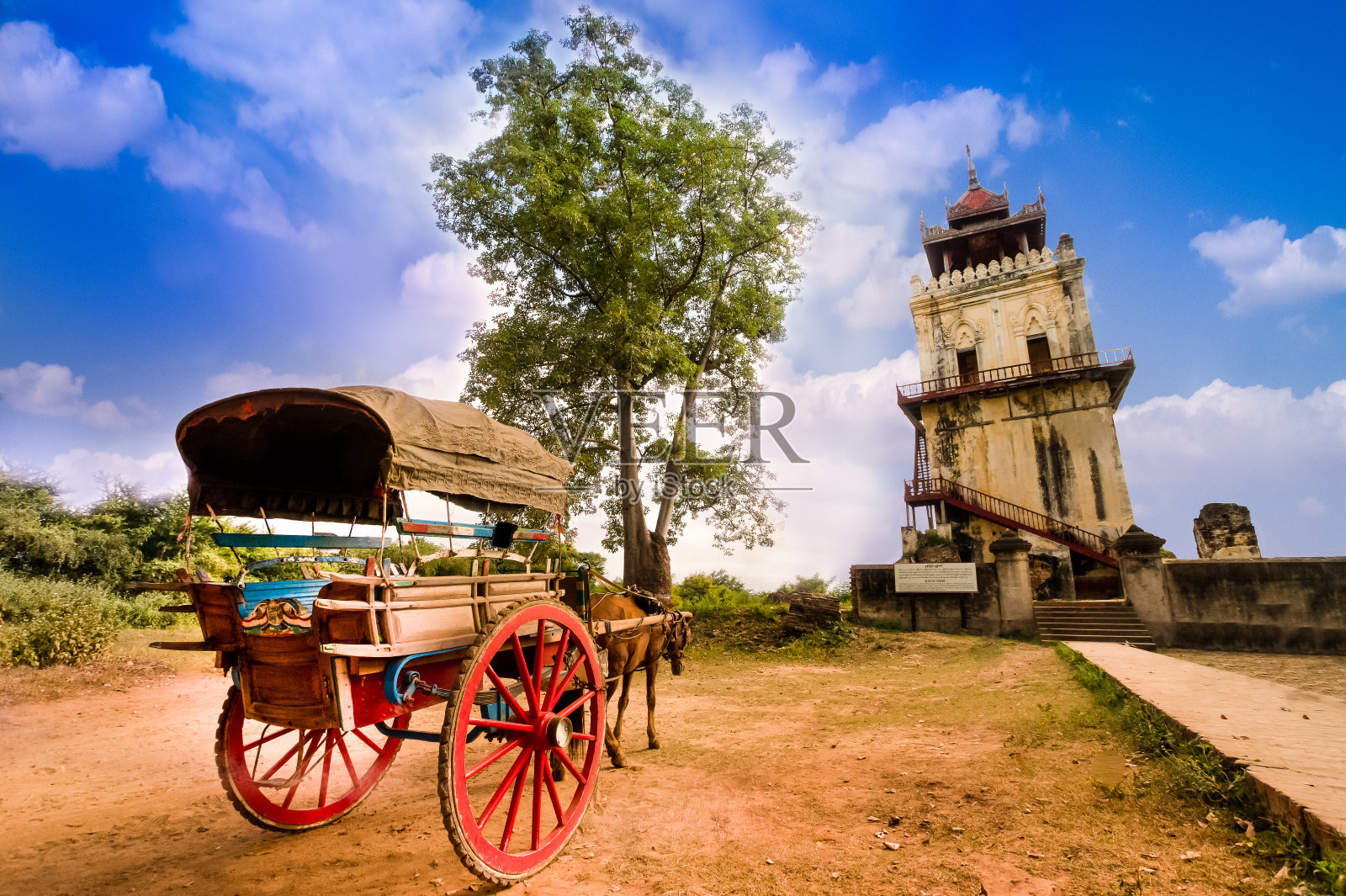 一辆马车停在缅甸曼德勒因瓦古城南敏瞭望塔前照片摄影图片