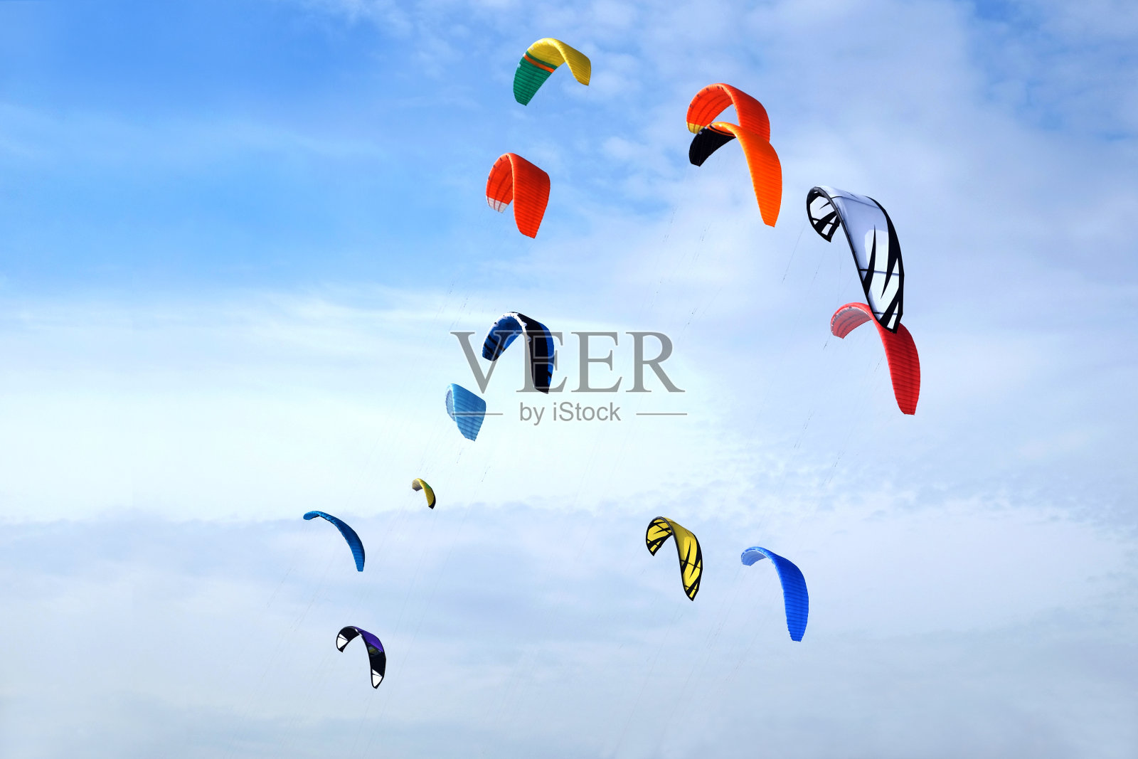 五彩缤纷的风筝高高地挂在湛蓝的天空中照片摄影图片