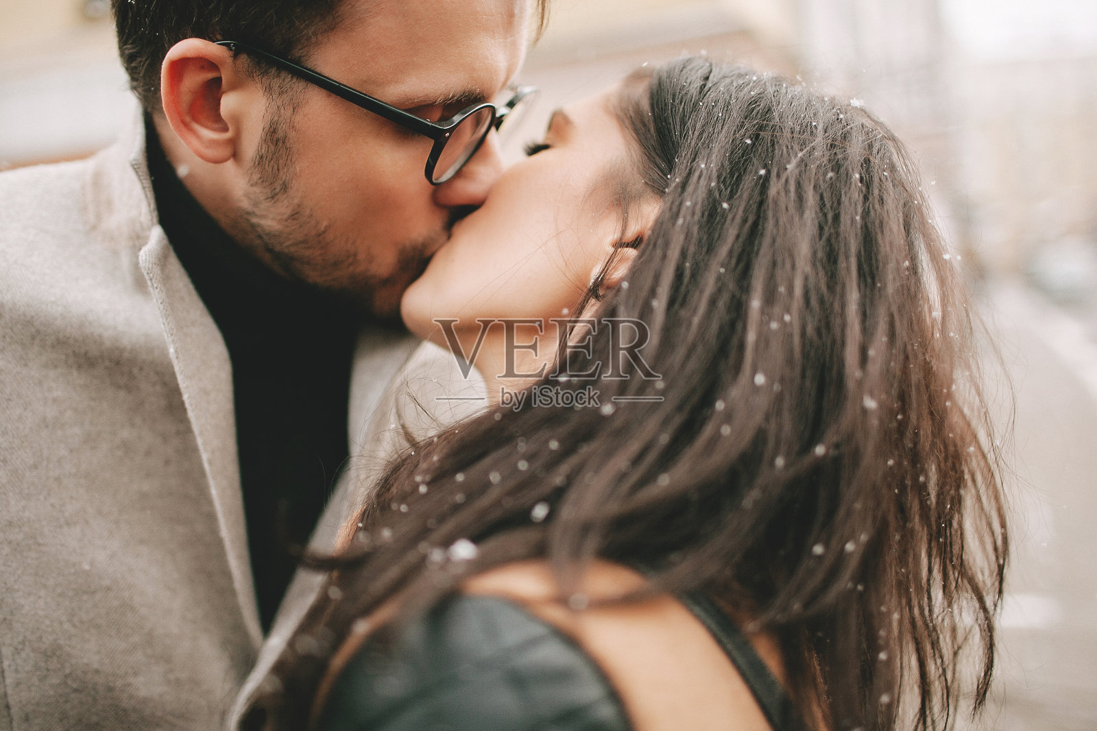 一对年轻夫妇在街上接吻照片摄影图片