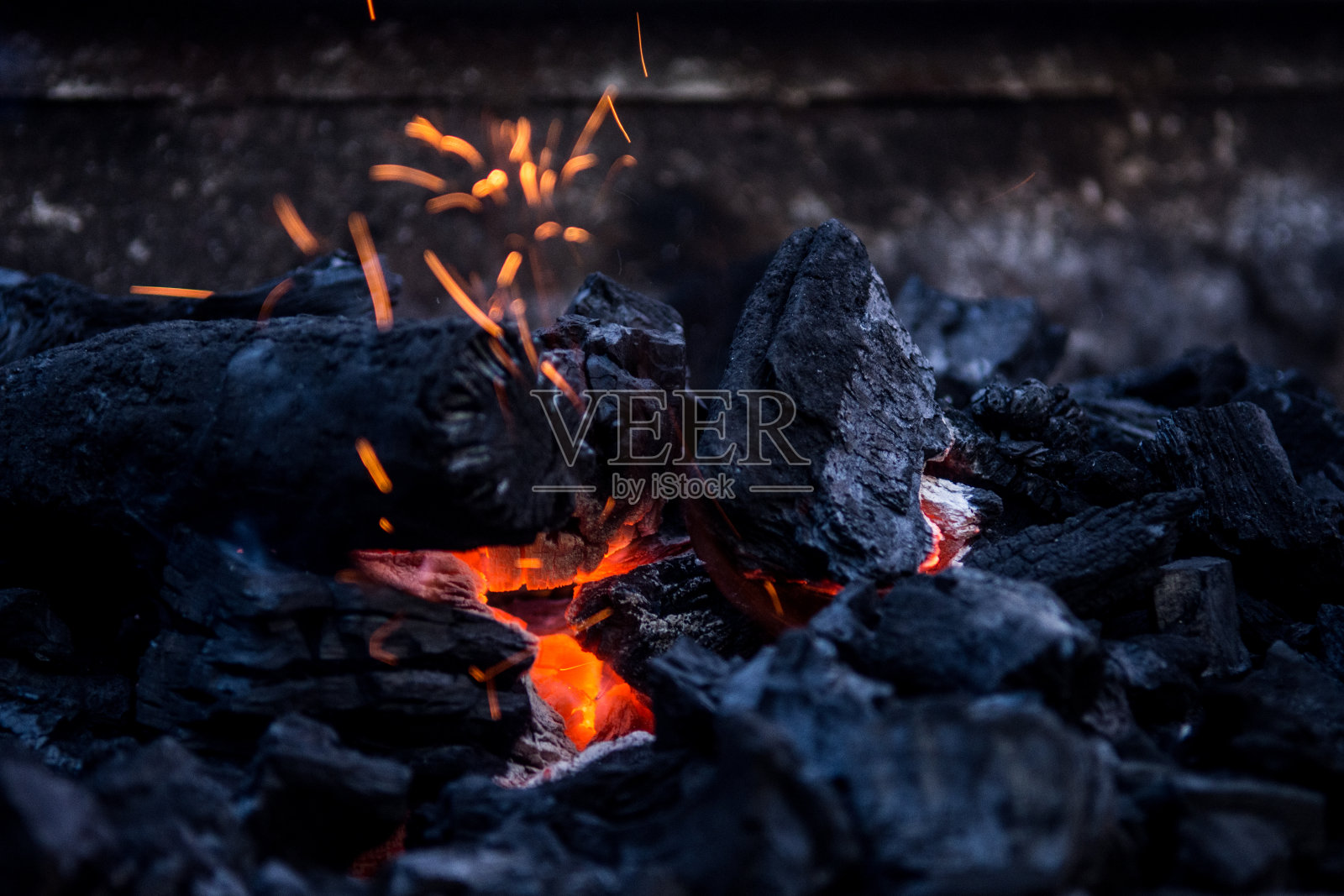木炭燃烧照片摄影图片