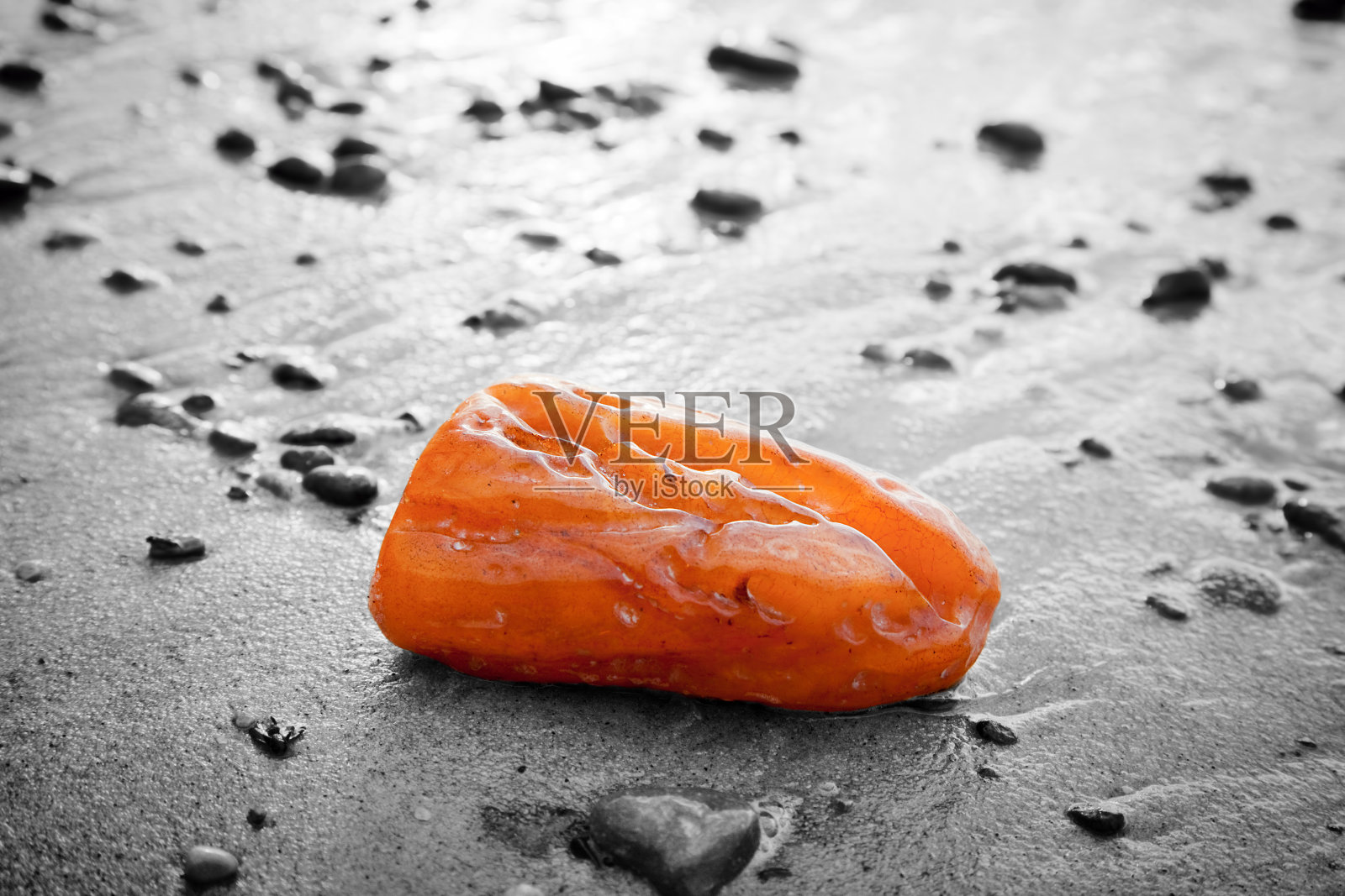 海滩上的琥珀石。珍贵宝石，珍爱概念照片摄影图片