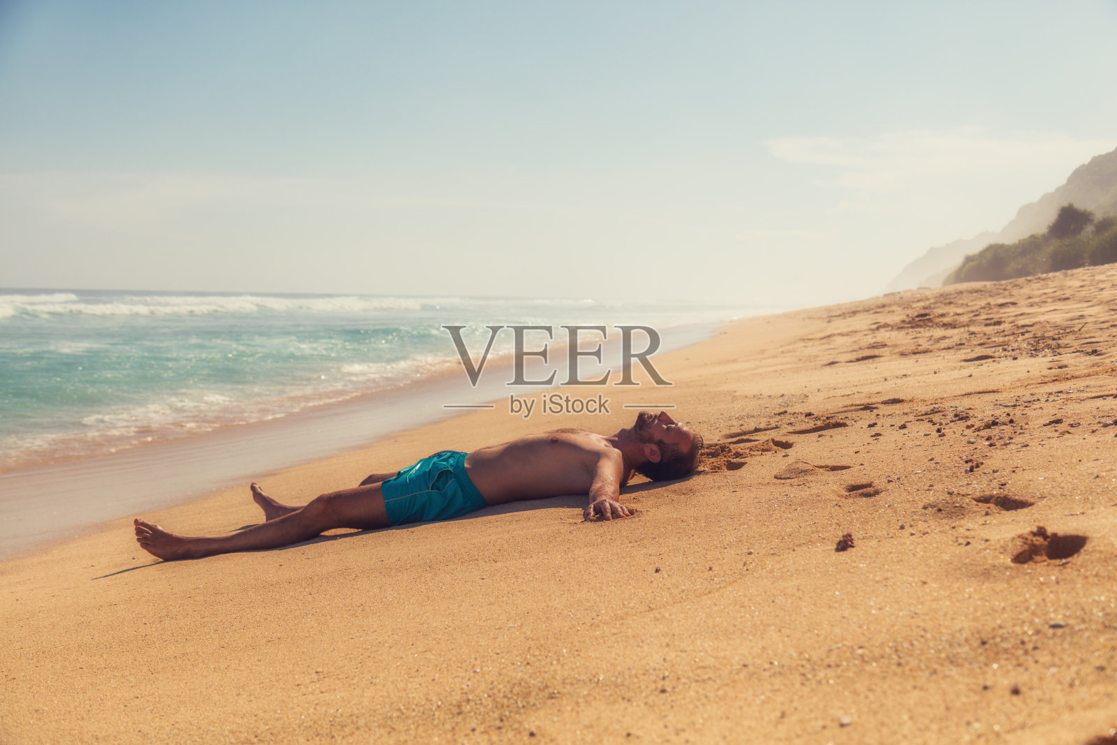 一个人在空旷的热带异国海滩上享受。照片摄影图片