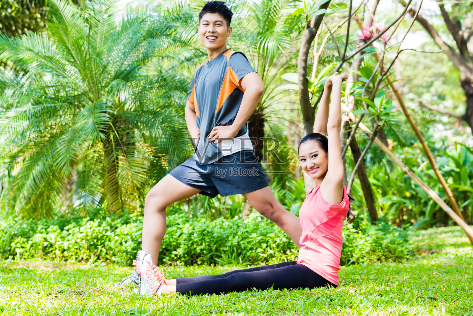 一对亚洲华人夫妇在户外健身训练照片摄影图片