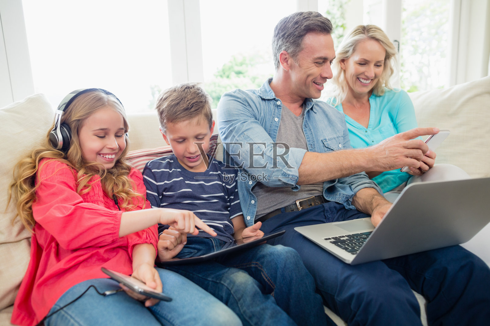 家长和孩子使用数字平板电脑，手机和笔记本电脑照片摄影图片