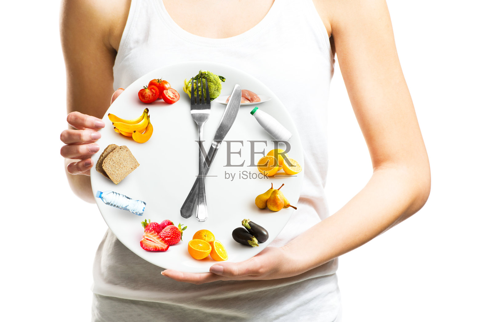 一个漂亮的年轻女人，手里拿着一个盛着食物的盘子照片摄影图片