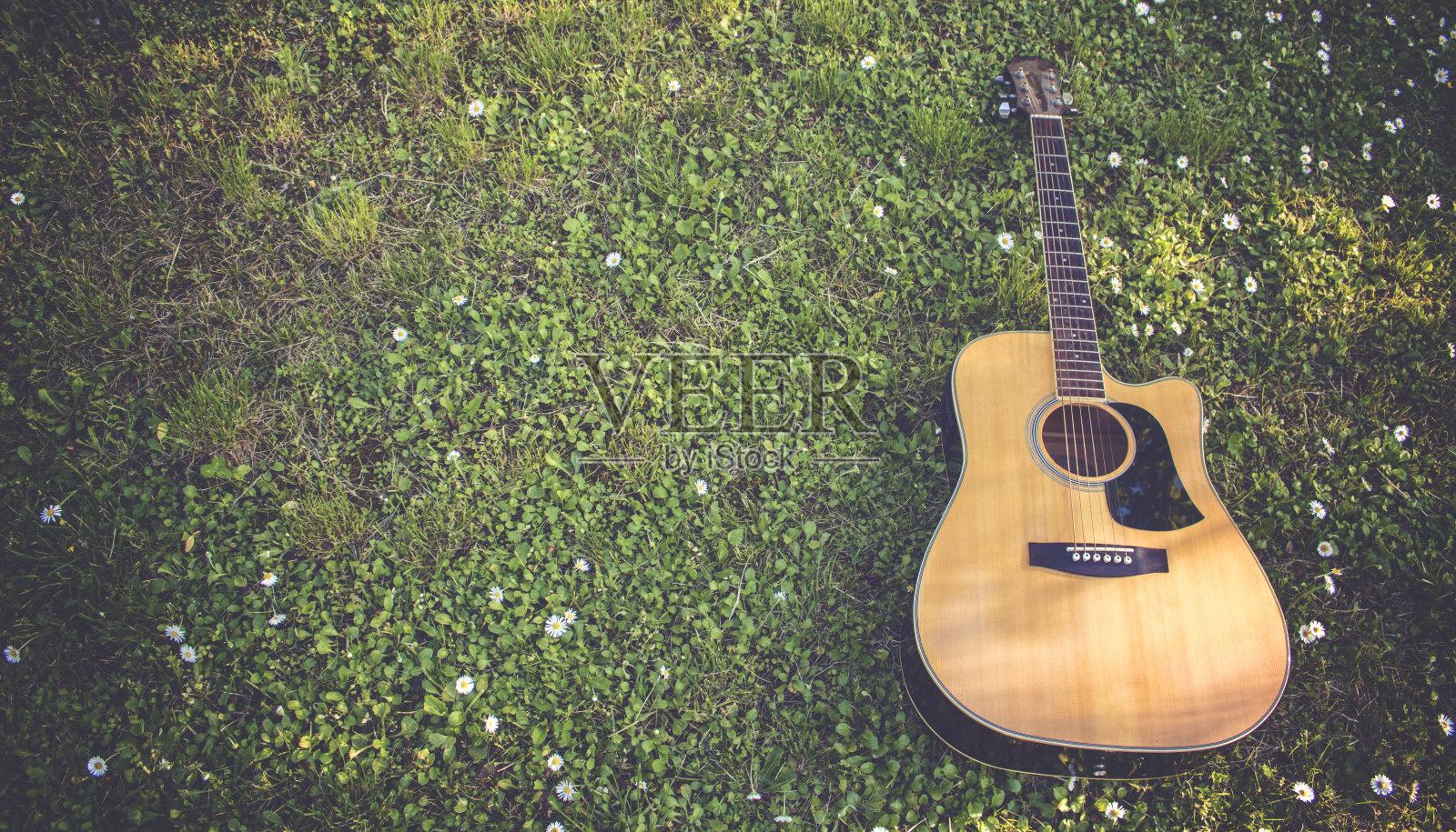 单吉他躺在草地上照片摄影图片