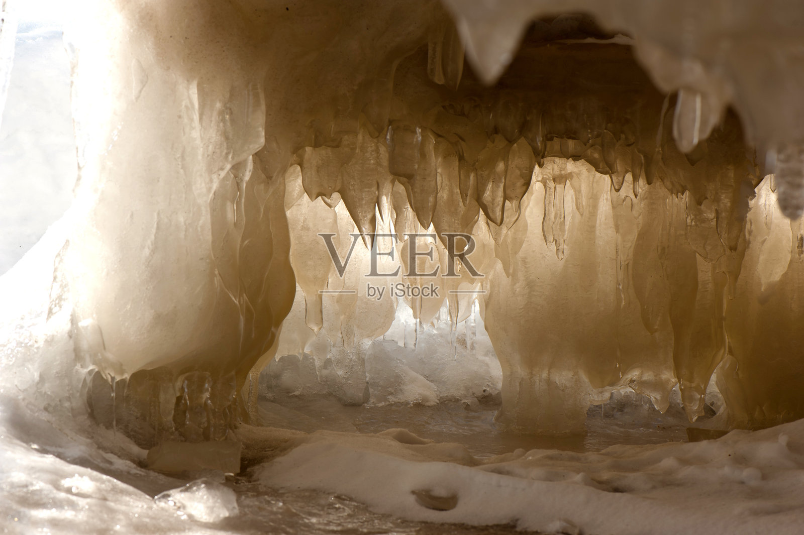 冬天的冰洞照片摄影图片