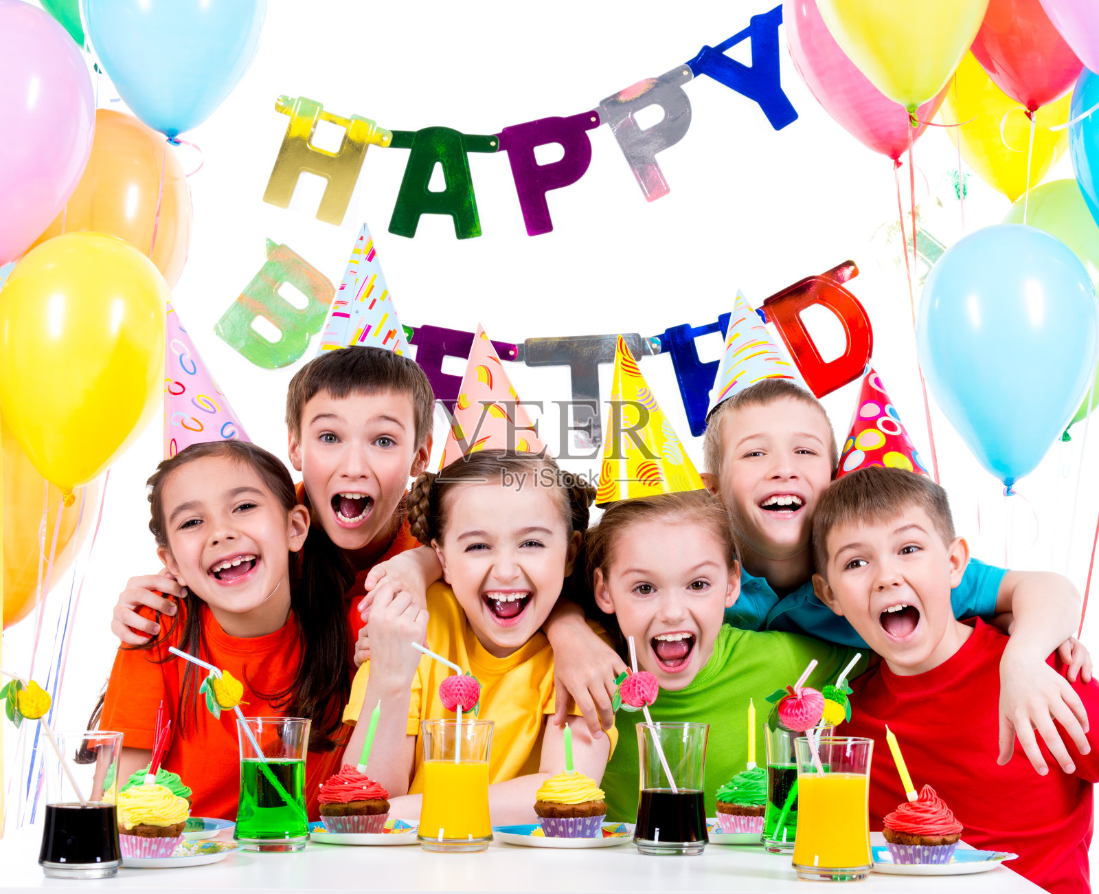 一群欢笑的孩子在生日聚会上玩得很开心。照片摄影图片