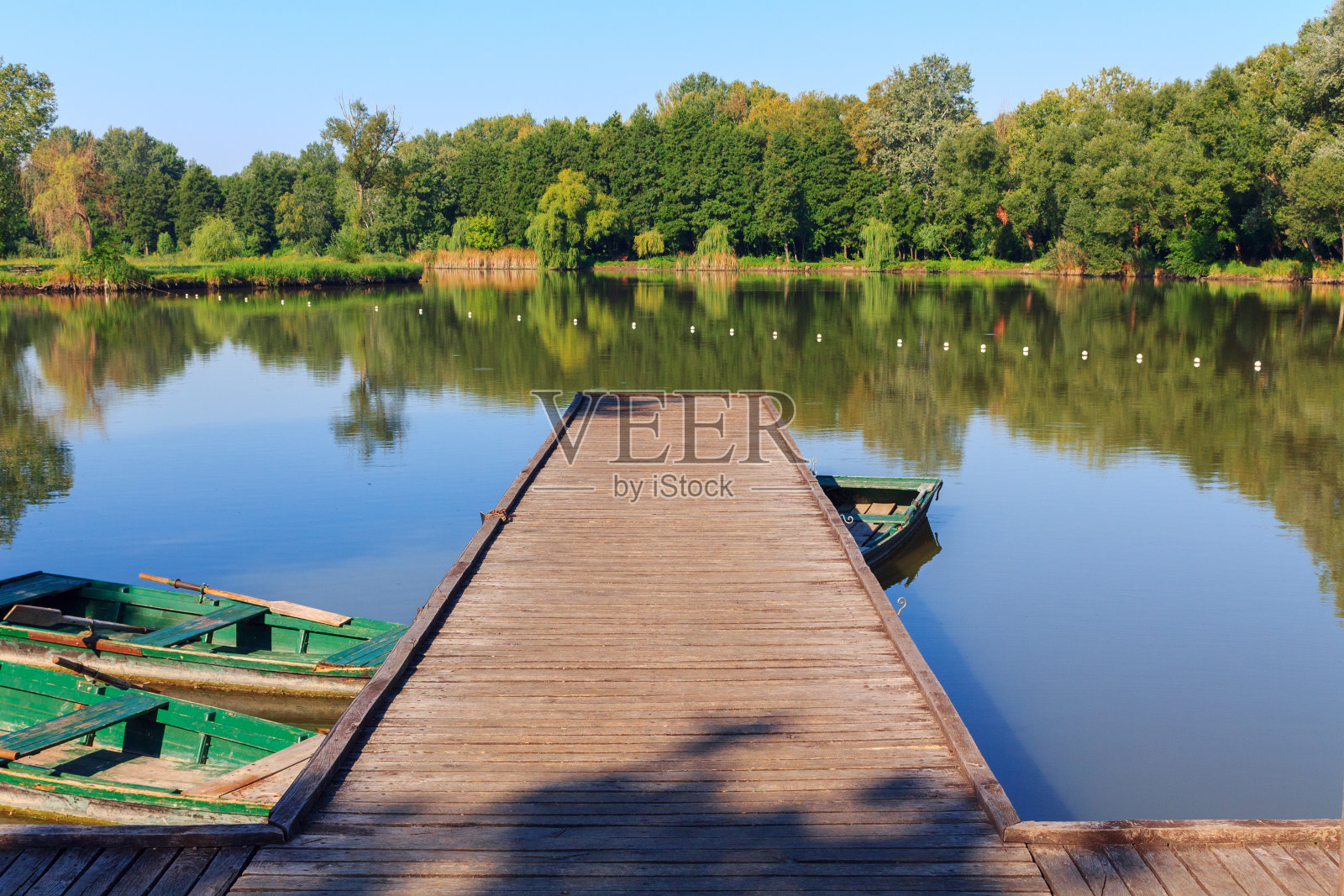 湖上的木码头照片摄影图片