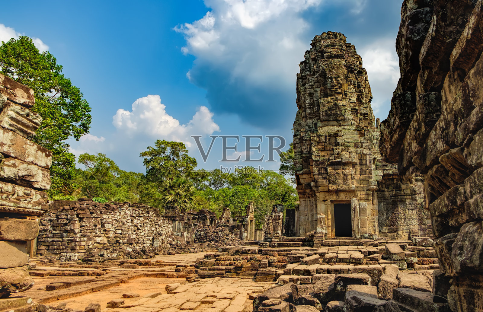 柬埔寨吴哥窟建筑群中的巴戎寺照片摄影图片