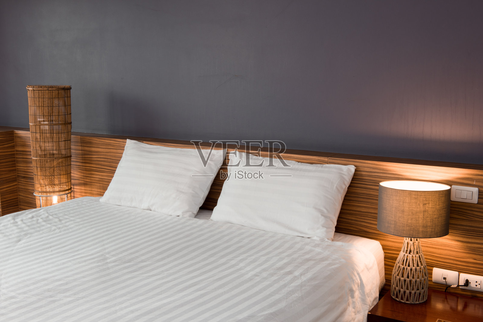 现代卧室设计，双人床照片摄影图片