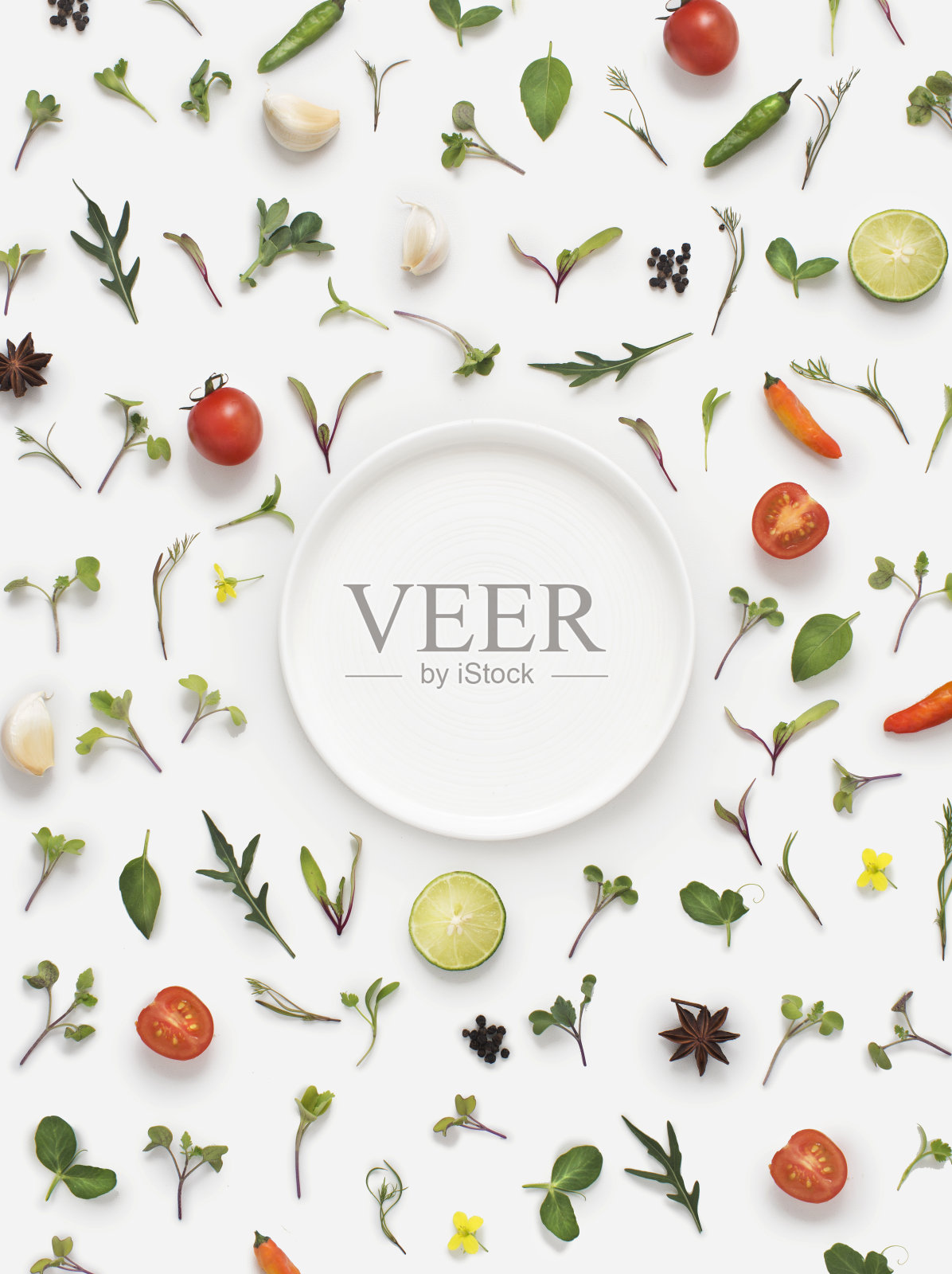新鲜的香草和蔬菜和盘子在白色的背景。照片摄影图片
