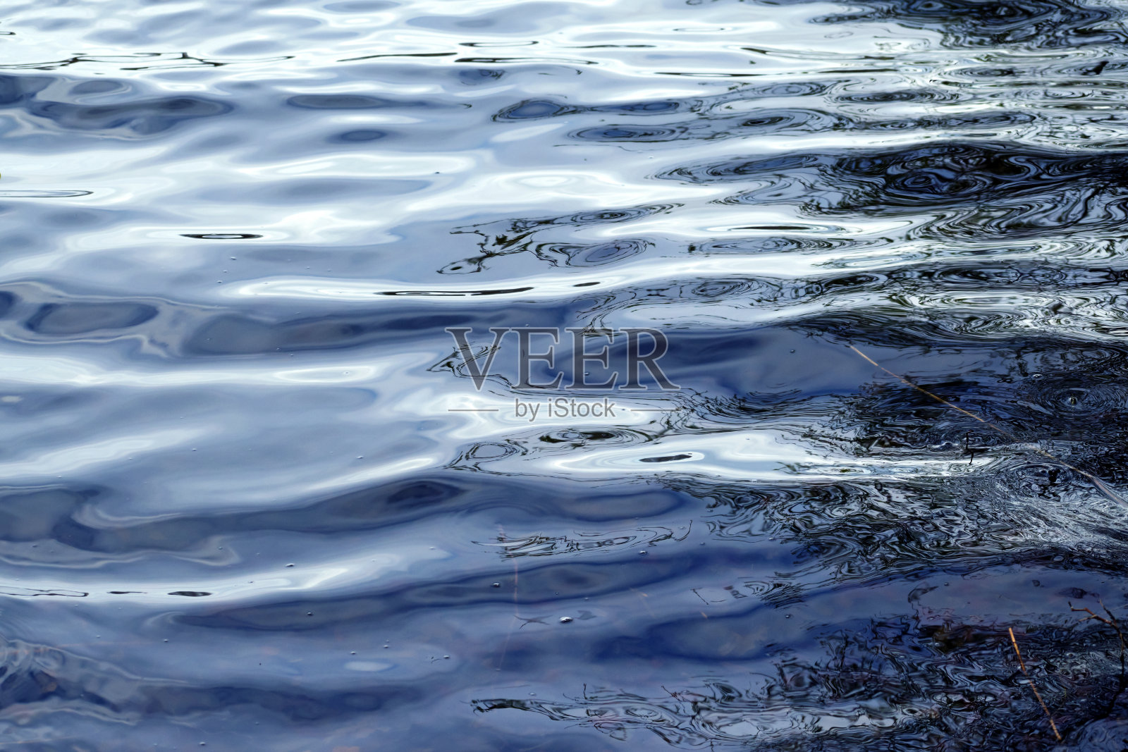 蓝色的水表面光滑的波和反射作为背景纹理照片摄影图片