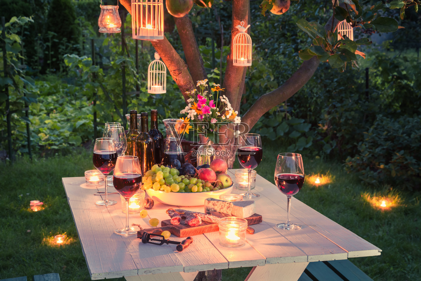黄昏时分摆满美酒、奶酪和小吃的漂亮桌子照片摄影图片