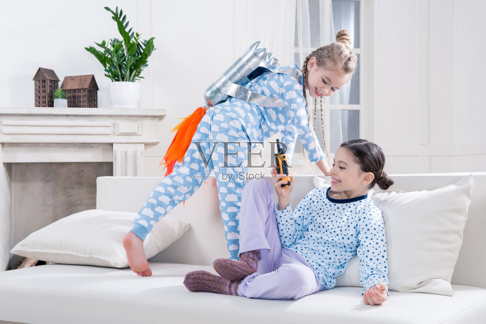 孩子们穿着睡衣在家玩宇航员游戏照片摄影图片