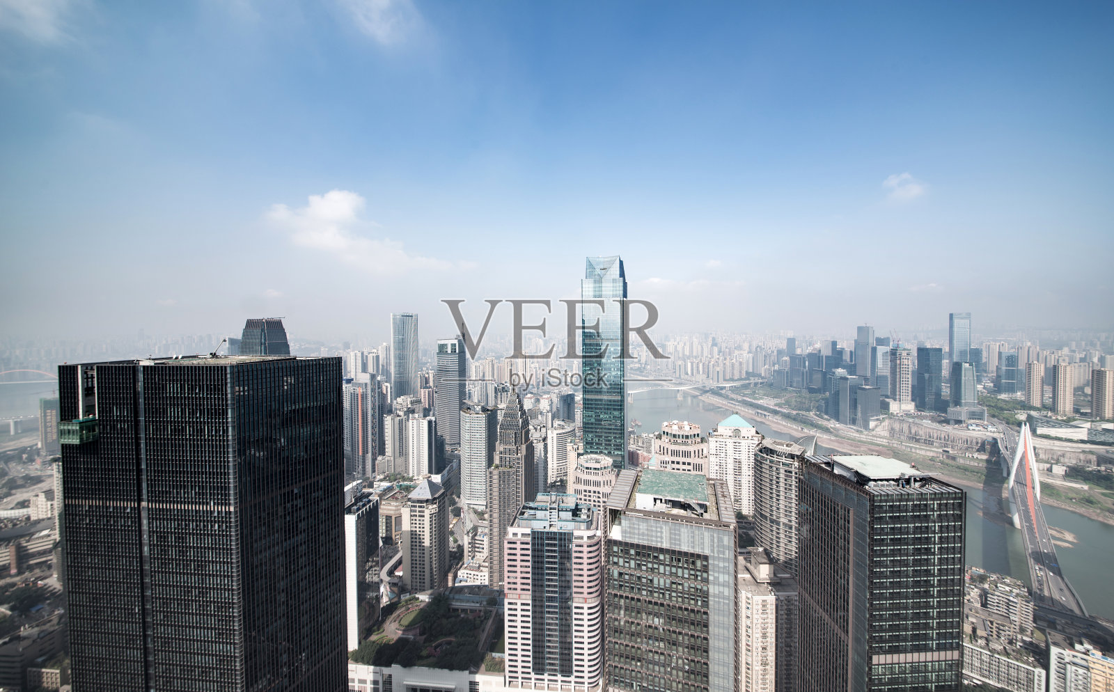 云中重庆的城市景观和天际线照片摄影图片