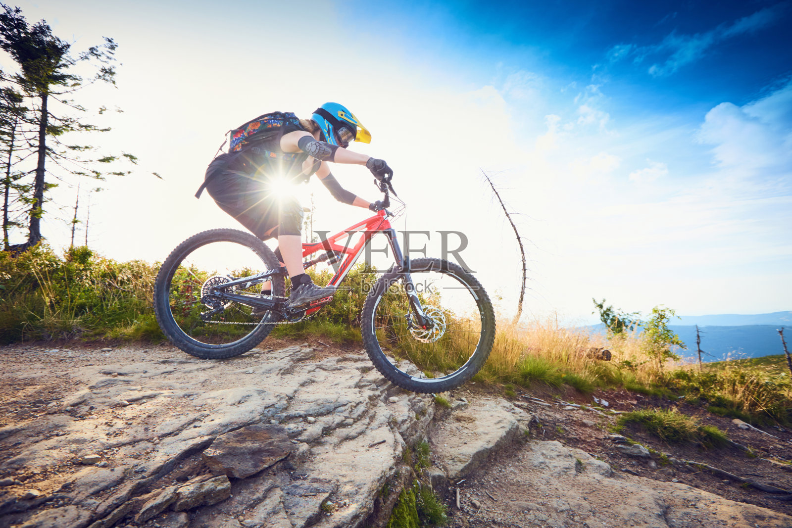 女山地自行车骑，骑山地自行车在阳光明媚的日子在山区照片摄影图片
