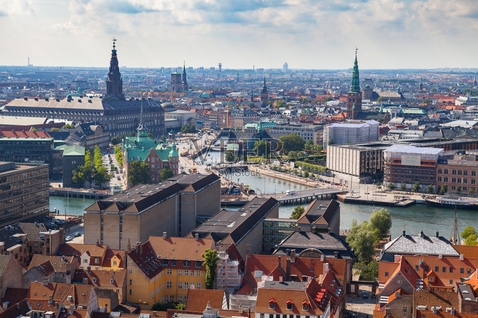 鸟瞰图的哥本哈根红屋顶和运河。丹麦首都的教堂和宫殿。照片摄影图片